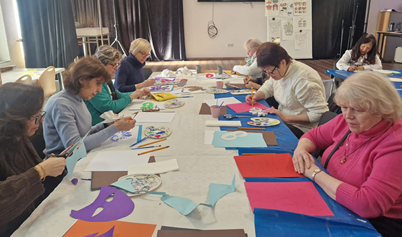 Senior*innen bastelten Karnevalsmasken